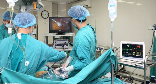Mổ nội soi khối u nang to như bầu 5 tháng