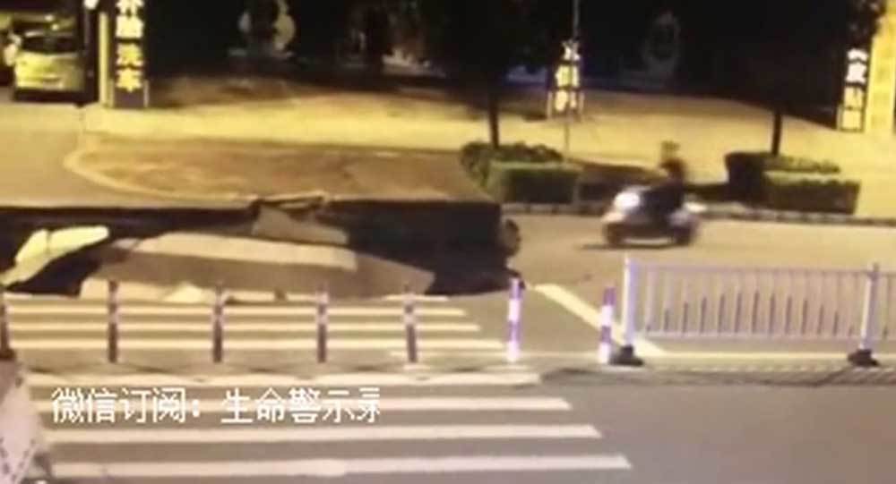 Mải 'ngắm' điện thoại, lao thẳng xe máy xuống hố