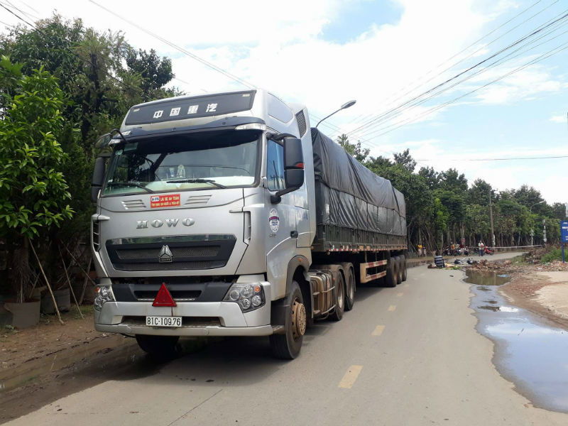 Thiếu nữ bị xe container cán chết trên đường đi học