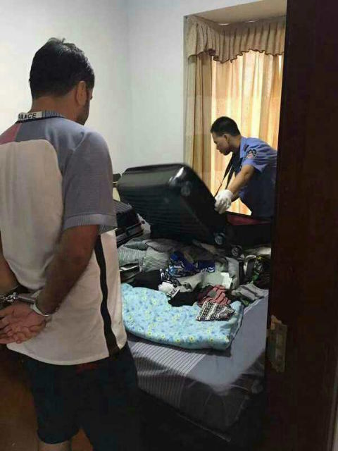 Ông Tây thó đồ ngay trước mũi nhân viên thu ngân