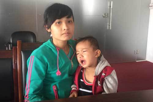 Cậu bé u gan gào khóc trong đau đớn