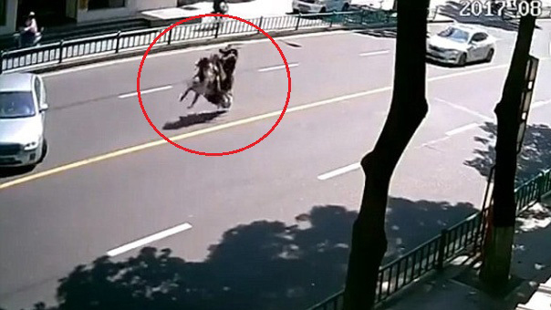 Xe máy rồ ga lao đi sau tai nạn hất cả nhà xuống đường