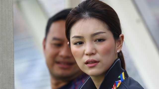 Nữ trưởng đoàn xinh đẹp: