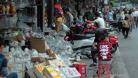 HN: Kiểm điểm, xử lý cán bộ để tái lấn chiếm vỉa hè