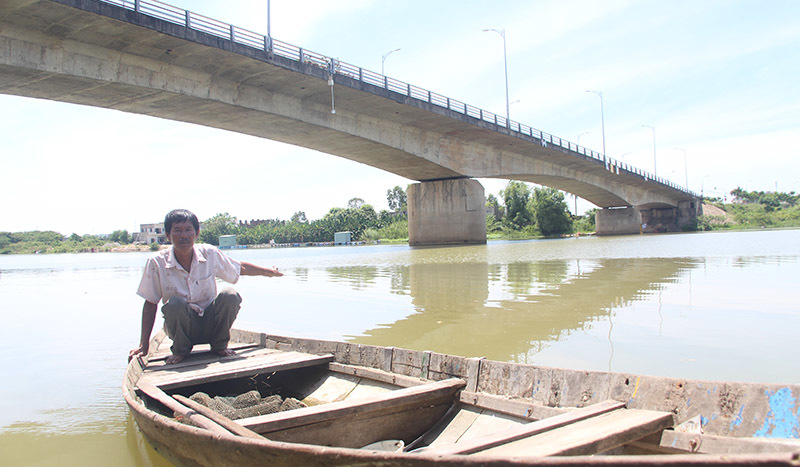 Tiếng động giữa khuya trên sông khiến người đàn ông buông vội bát cơm
