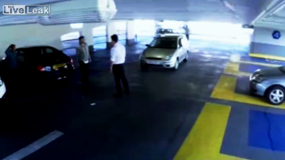 Quyết chiến sau va chạm ô tô, tài xế nốc ao đối phương chóng vánh