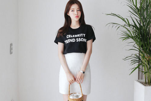 Chân váy và áo phông cho ngày làm năng động