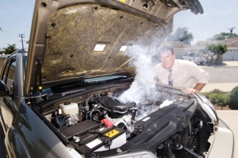 Làm gì khi phát hiện động cơ xe ô tô quá nóng?