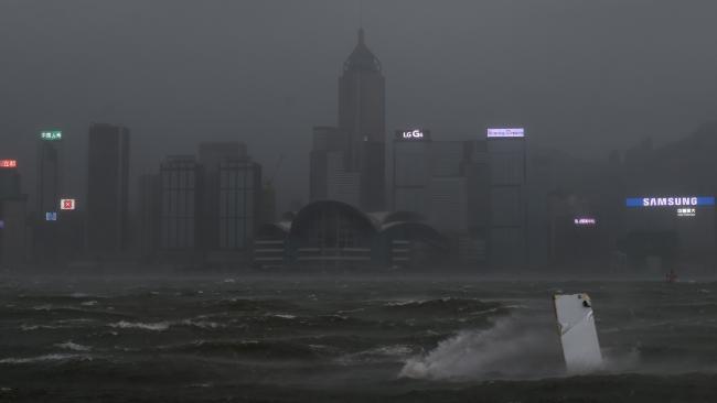 Bão Hato càn quét Hong Kong