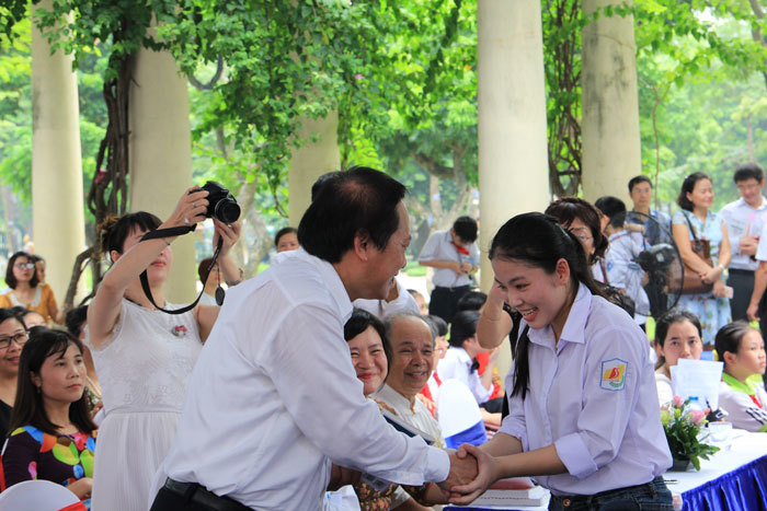 Học sinh đạt giải nhất UPU gửi tặng sách Bộ trưởng Trương Minh Tuấn