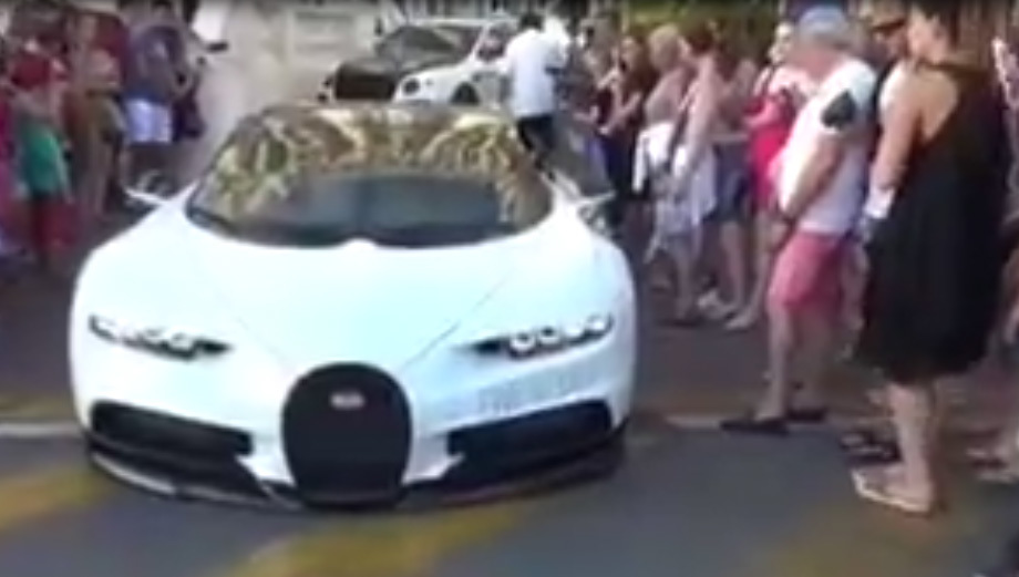 Siêu xe gần 3 triệu USD khốn đốn vì... gờ giảm tốc