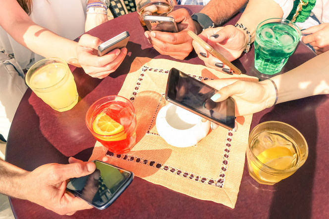 Nhà hàng giảm giá ‘không dùng điện thoại khi ăn’, khách phản ứng khó hiểu