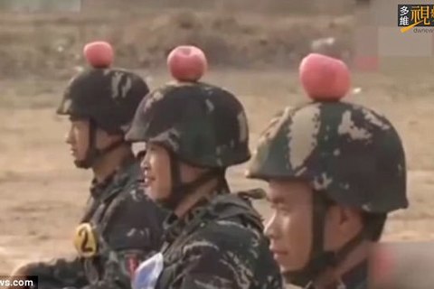 Binh sĩ TQ tập bắn táo trên đầu đồng đội