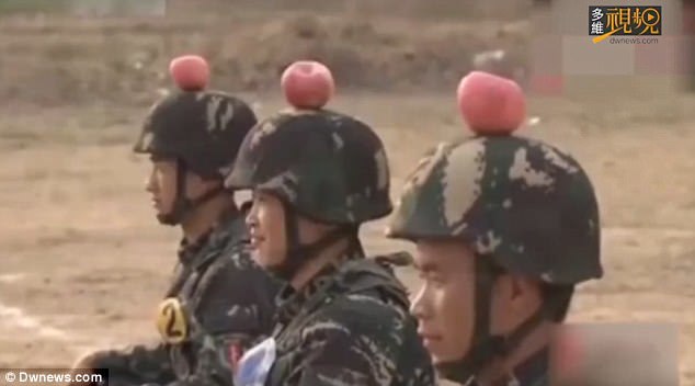 Binh sĩ TQ tập bắn táo trên đầu đồng đội