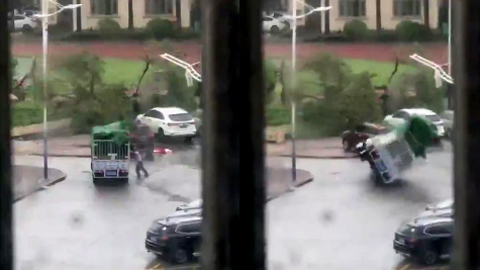 Gió bão kinh hoàng thổi bay ô tô đè người đàn ông trên phố