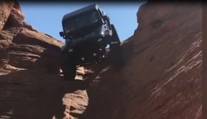 Kinh ngạc ô tô chúc đầu leo xuống vách núi dựng đứng
