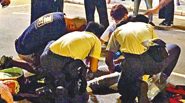 Một diễn viên bị ô tô húc mạnh giữa phố