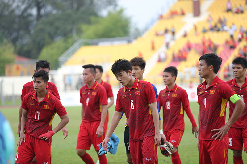 Tuyển thủ U22 Việt Nam cúi đầu chào CĐV, lầm lũi chia tay SEA Games