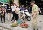 Hà Nội cấm bán hoa quả lòng đường, vỉa hè ở nội thành