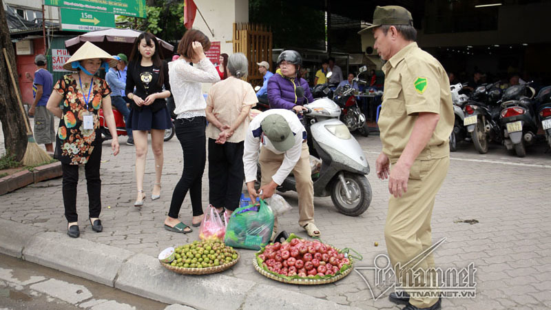 Hà Nội cấm bán hoa quả lòng đường, vỉa hè ở nội thành