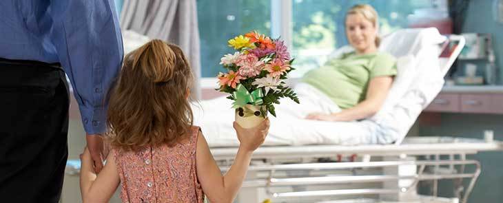 Người Mỹ thăm nhau tặng hoa, người Việt tặng phong bì