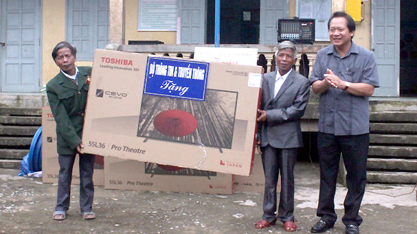 Bộ TT&TT tặng tivi và đầu thu cho đồng bào Arem