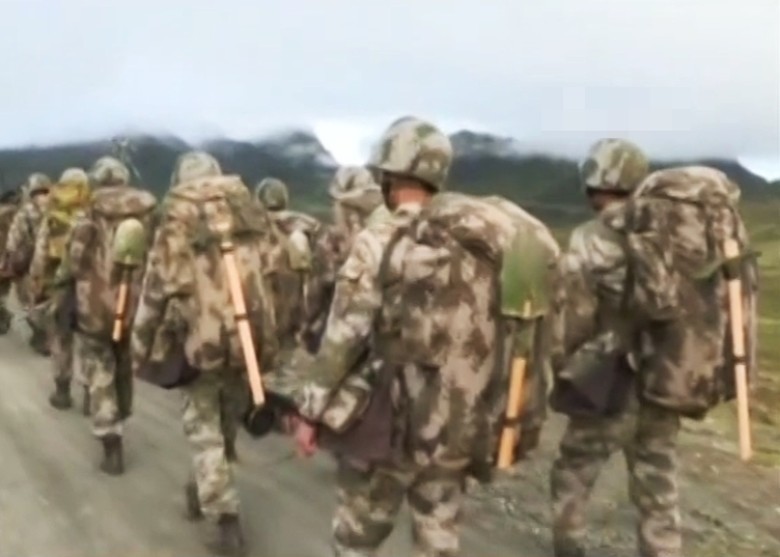 Lính TQ diễn tập, đào công sự gần biên giới với Ấn Độ