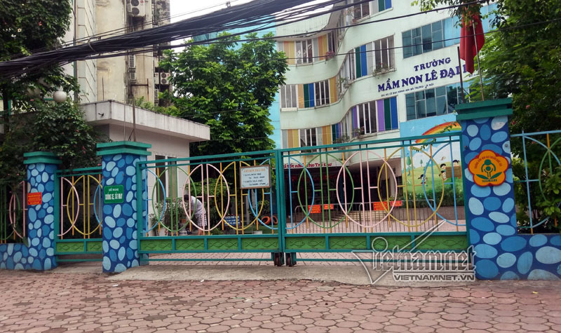 Học sinh Hà Nội đồng loạt nghỉ học để trường phun thuốc diệt muỗi