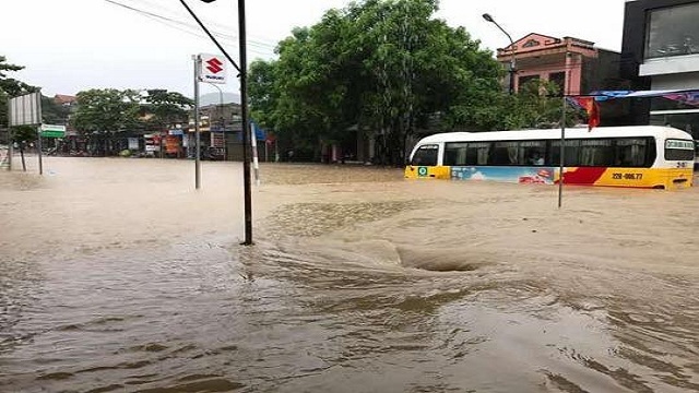 Tuyên Quang mưa lớn, đường quốc lộ ngập sâu