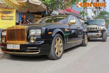 Xe Rolls-Royce và Hummer tiền tỷ, 'dát vàng' tại Hà Nội