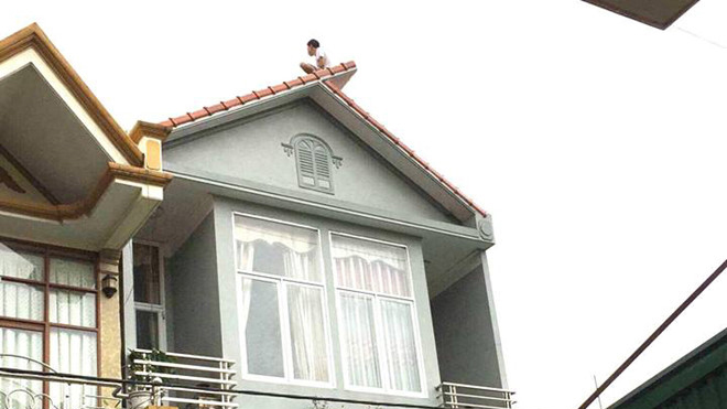 Người đàn ông tử vong sau 8 giờ cố thủ trên nóc nhà ném gạch đá