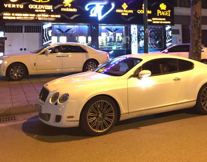 Siêu sang Bentley 'nhọ' nhất Hà Nội: Bị vặt gương và xe tải đâm