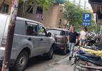 Thu phí đậu ô tô dưới lòng đường Sài Gòn qua điện thoại