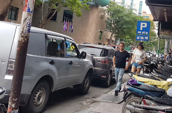 Thu phí đậu ô tô dưới lòng đường Sài Gòn qua điện thoại