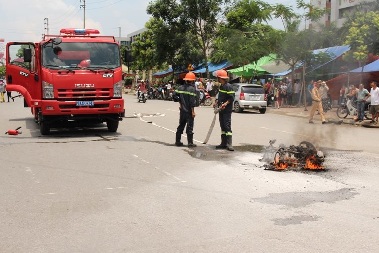 Xe máy chở 3 người phát nổ, cháy trơ khung