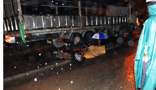 Cô gái bị xe tải cán chết trong đêm mưa ở Sài Gòn