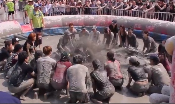 Những kiểu tắm kỳ lạ khiến du khách 'mắt tròn mắt dẹt'