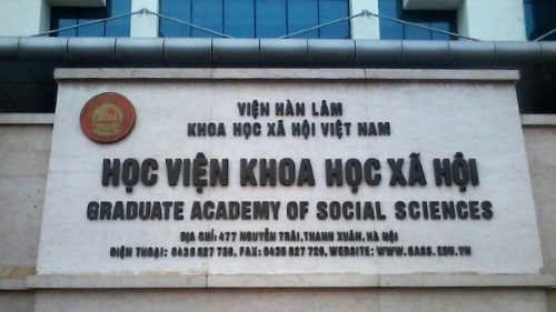 Một giáo sư hướng dẫn 12 nghiên cứu sinh cùng lúc