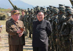 Sau khi phóng tên lửa, Kim Jong Un tươi cười thị sát quân