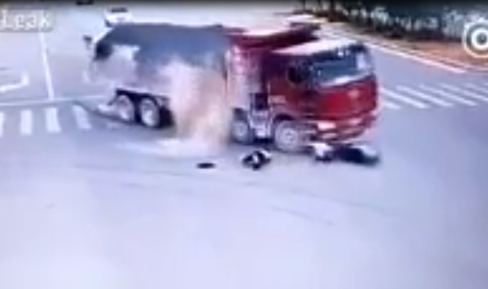 Nam thanh niên thoát chết cực hiểm sau cú tăng ga vượt đèn đỏ