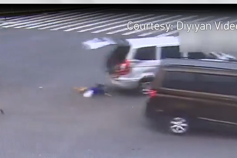 Không thắt dây an toàn, hai em bé ngã văng khỏi ô tô sau tai nạn