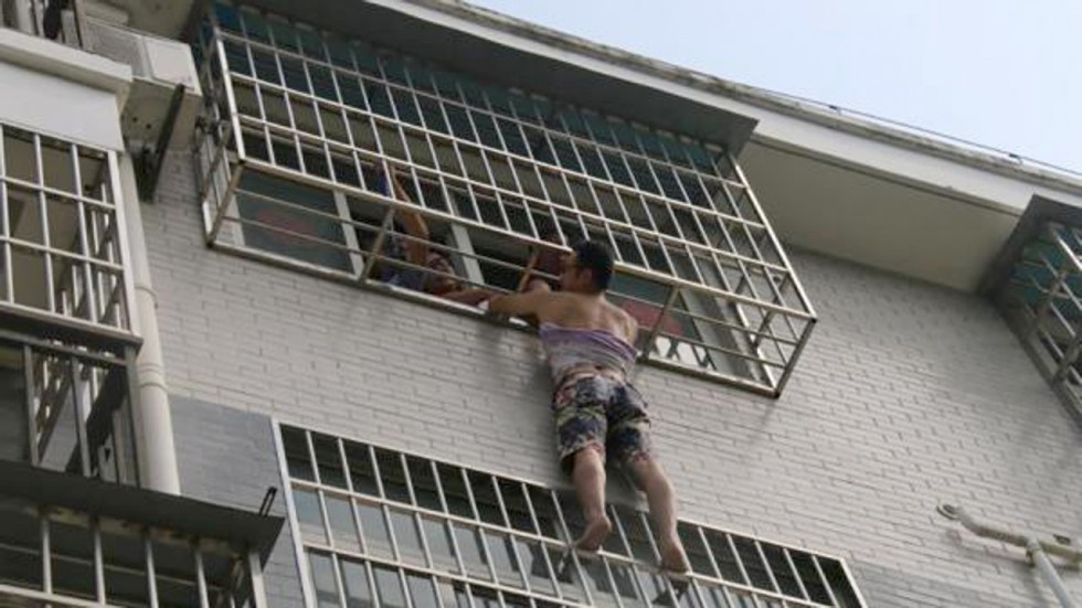 Giải cứu bé 3 tuổi mắc kẹt trên 'chuồng cọp' tầng 4