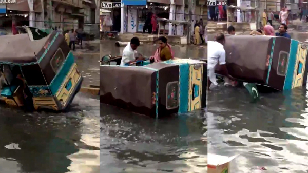 Xe tuk tuk lật nhào vì đâm 