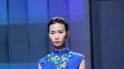 Diện áo dài cách tân duyên dáng đến công sở