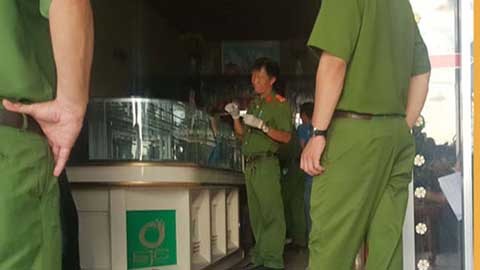Thanh niên ở miền Tây cầm dao mổ heo cướp tiệm vàng
