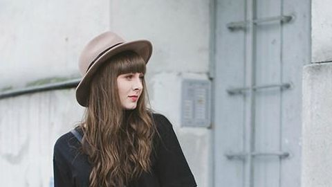 Diện đồ họa tiết đi làm mà không bị “sến”