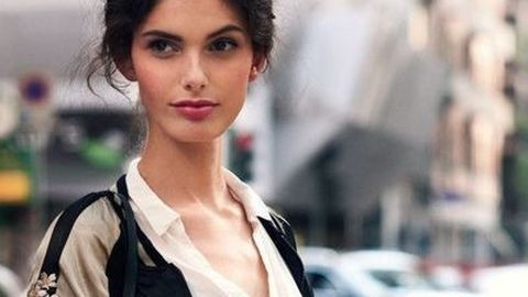 Cá tính đến công sở cùng xu hướng họa tiết thêu đang hot hiện nay