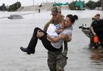 Ảnh cảnh sát Mỹ cứu hai mẹ con gốc Việt sau bão gây sốt