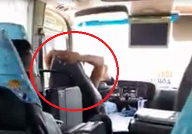 Tài xế xe khách khoanh hai tay sau gáy, lái xe 'như bay' trên phố