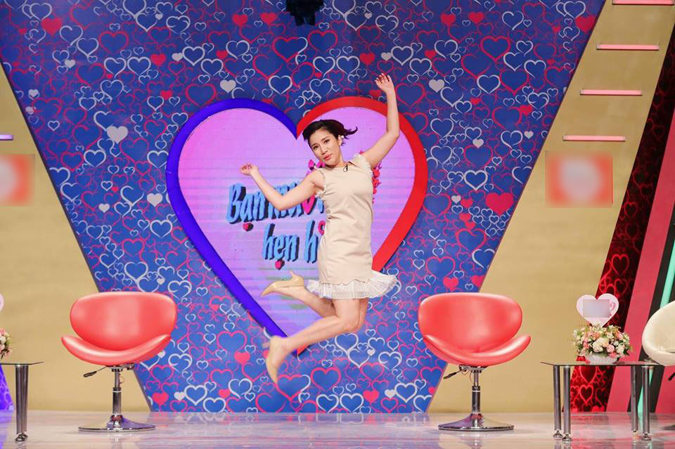 Bật cười trước tạo dáng hài hước của MC Cát Tường